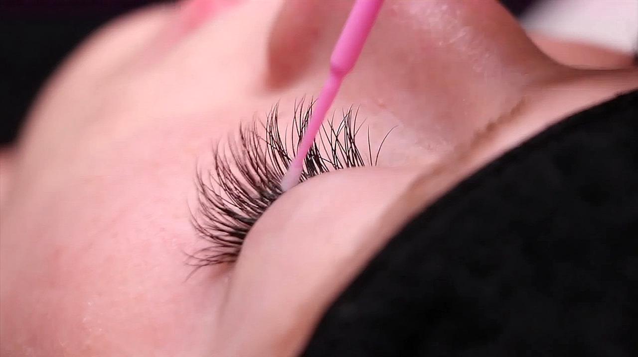 How to use a portable eyelash curler(pic1)